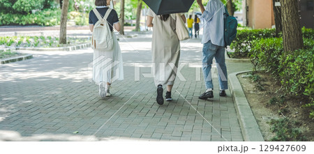 キャンパスを歩く男子大学生の全身 キャンパスを歩く男子大学生の全身 129427609