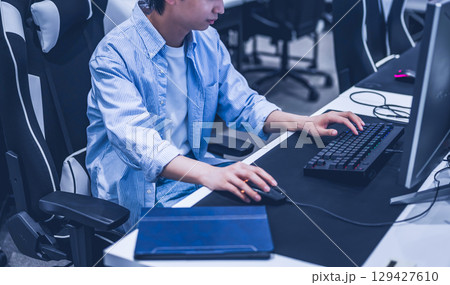 　ゲーミングPCでプレイする男子学生 129427610