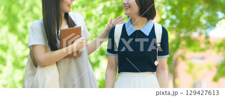 　寄り添う女子学生ペア・学内 129427613