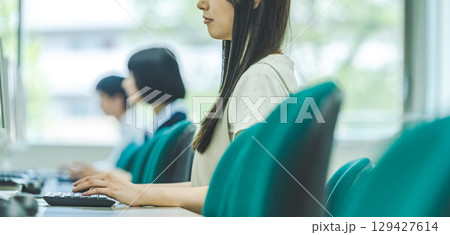 　PC自習室でパソコン作業をする 129427614