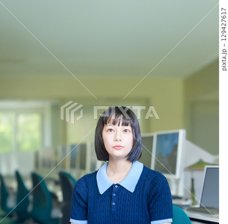 　情報処理教室で指導を受ける女子学生 129427617