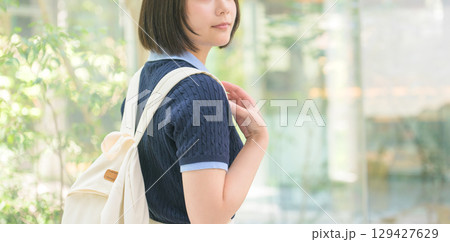 　図書館の前で佇む女子大学生 129427629