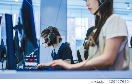 　ゲーミングPCで対戦する女子学生 129427630