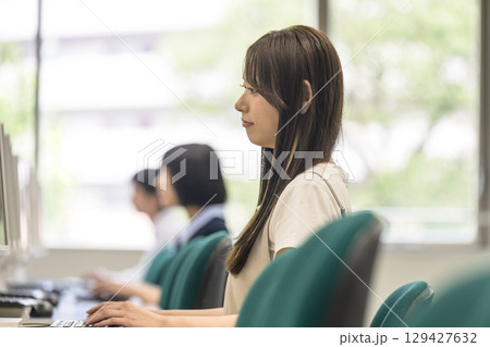 　パソコンルームで学ぶ女子学生 横顔 129427632