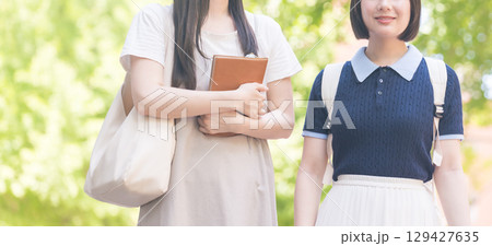 アップで映る女子大学生の友人2人 アップで映る女子大学生の友人2人 129427635
