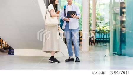 　廊下を歩く男女学生 129427636