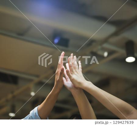 　複数人でハイタッチ（手の重なり） 129427639