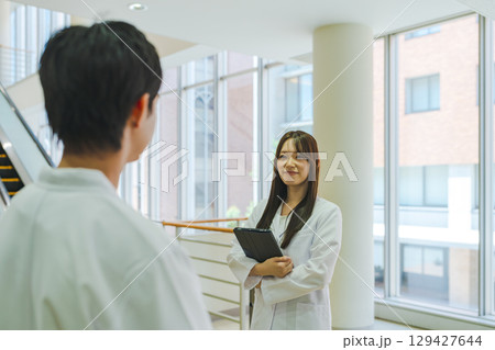 白衣を着た男女 白衣を着た男女 129427644