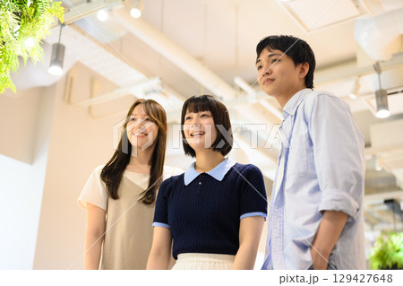 大学で微笑む男女学生 129427648