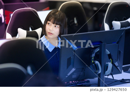 　eスポーツ・女子学生観戦シーン 129427650