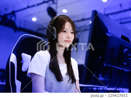 　ゲーミングチェアで真剣な女子学生 129427651