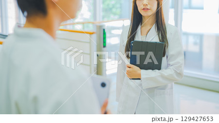 白衣を着た男女 129427653