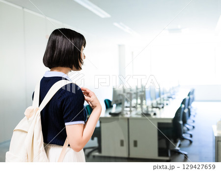 施設を見学する女性 129427659