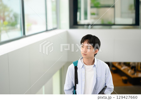 　廊下を歩く男子学生 129427660