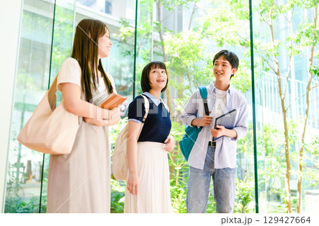 校舎で話す学生グループ 校舎で話す学生グループ 129427664
