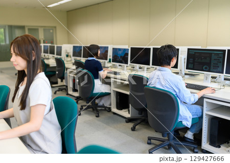 パソコン教室での共同学習 パソコン教室での共同学習 129427666