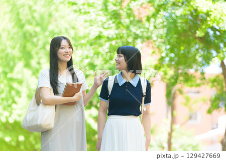 キャンパスで語り合う女子大生 キャンパスで語り合う女子大生 129427669