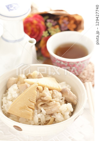 鶏肉とたけのこの炊き込みごはんと中国茶 鶏肉とたけのこの炊き込みごはんと中国茶 129427740