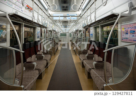 京王電鉄5000形電車 都営新宿線 ロングシート運用時の車内 京王電鉄5000形電車 都営新宿線 ロングシート運用時の車内 129427811