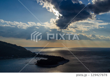 静岡県駿河湾　駿河湾に降り注ぐ薄明光線　天使の階段 129427878