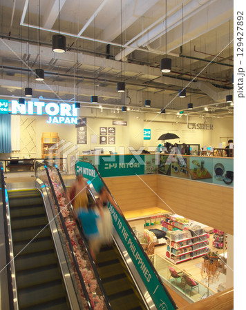 躍動するフィリピン - BGCの 三越伊勢丹　 都市景観（2024年5月） 129427892