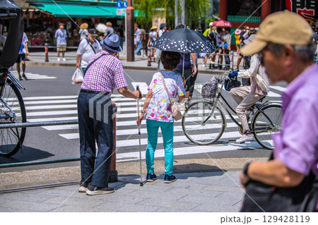 日本の東京都市景観 高齢化社会…杖の高齢者。青信号でも渡るタイミングがはかれず立ち往生＝8日、都内 129428119