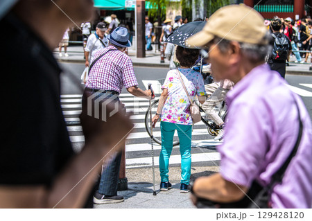 日本の東京都市景観 高齢化社会…杖の高齢者。青信号でも渡るタイミングがはかれず立ち往生＝8日、都内 129428120