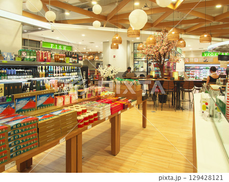 躍動するフィリピン - BGCの 三越伊勢丹　 都市景観（2024年5月） 129428121