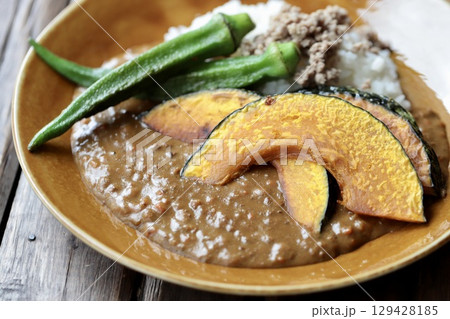 焼き野菜トッピングのキーマカレー　おうちカレー 129428185