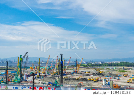 万博大屋根リングから見渡す大阪IRの工事現場 129428188