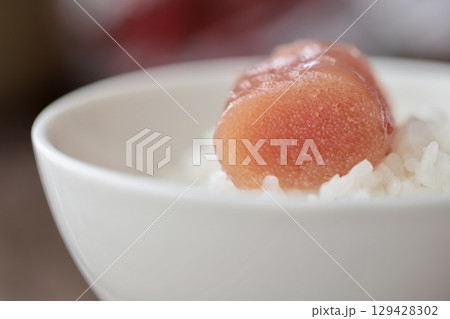 白いご飯の上のカットした無着色の北海道産タラコ 129428302