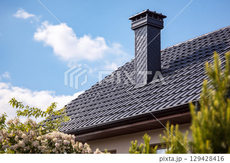 現代的な住宅の屋根と煙突の建築ディテール 129428416