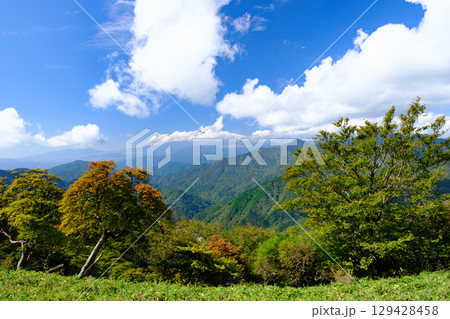 紅葉の始まった山と青空 紅葉の始まった山と青空 129428458