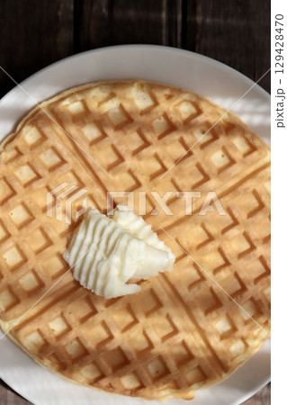 バターを乗せたサクサクのワッフル バターを乗せたサクサクのワッフル 129428470