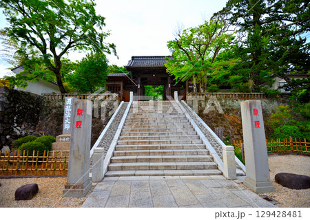 中部地方・伊豆修善寺温泉・ノスタルジックな眺め、修禅寺の入口・静岡県伊豆市修善寺(3) 129428481