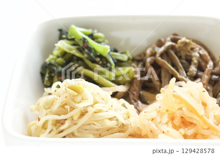 韓国料理のナムル 韓国料理のナムル 129428578