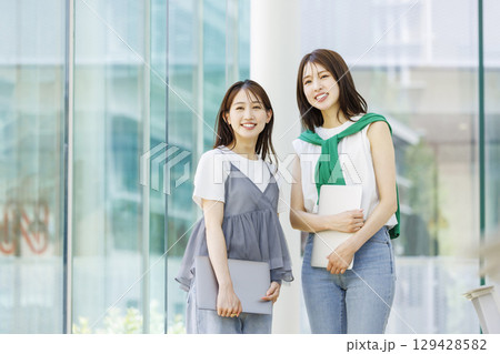 大学の教室に立つ学生達 大学の教室に立つ学生達 129428582