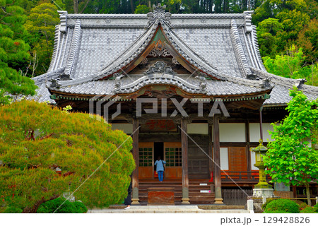 中部地方・伊豆修善寺温泉・修禅寺の本堂、お参りをする女性観光客のイメージ・静岡県伊豆市修善寺(2) 129428826
