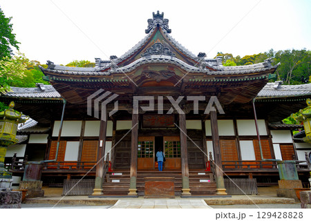 中部地方・伊豆修善寺温泉・修禅寺の本堂、お参りをする女性観光客のイメージ・静岡県伊豆市修善寺(4) 129428828