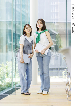 大学の教室に立つ学生達 129428831