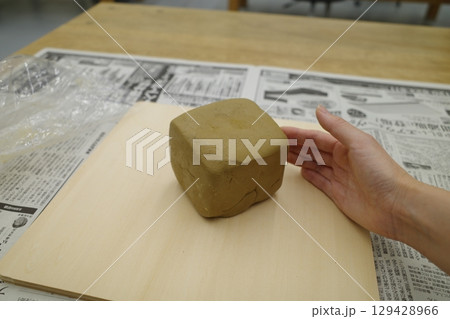成形する前の立方体の粘土 成形する前の立方体の粘土 129428966