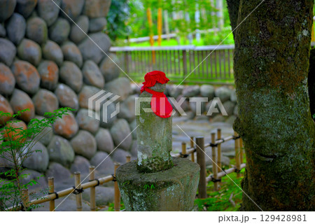 中部地方・伊豆修善寺温泉・修禅寺のイメージ、鐘楼堂とお地蔵様・静岡県伊豆市修善寺(2) 129428981