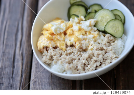 普段の日の簡単一人ごはん　鶏そぼろの3食丼 129429074