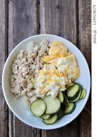 普段の日の簡単一人ごはん 鶏そぼろの3食丼 普段の日の簡単一人ごはん 鶏そぼろの3食丼 129429075