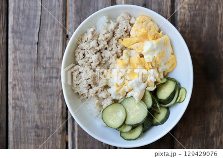 普段の日の簡単一人ごはん　鶏そぼろの3食丼 129429076