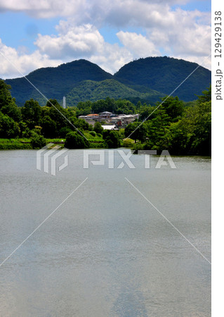 三田市　福島大池に映り込む有馬の山々とかやぶき民家 129429138