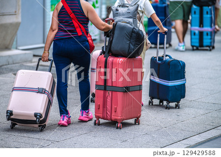 日本の東京都市景観 インバウンド続く…浅草寺の雷門横を歩くスーツケースの観光客=8日 日本の東京都市景観 インバウンド続く…浅草寺の雷門横を歩くスーツケースの観光客=8日 129429588