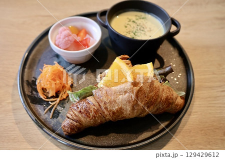 ハンバーグとオレンジクロワッサンサンドのワンプレート 129429612