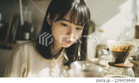 コーヒーを淹れる女性 129429648
