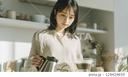 コーヒーを淹れる女性 129429650